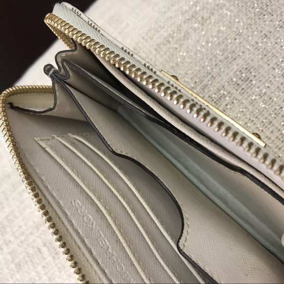 Michael Kors Smartphone Wristlet - Picture 5 of 8